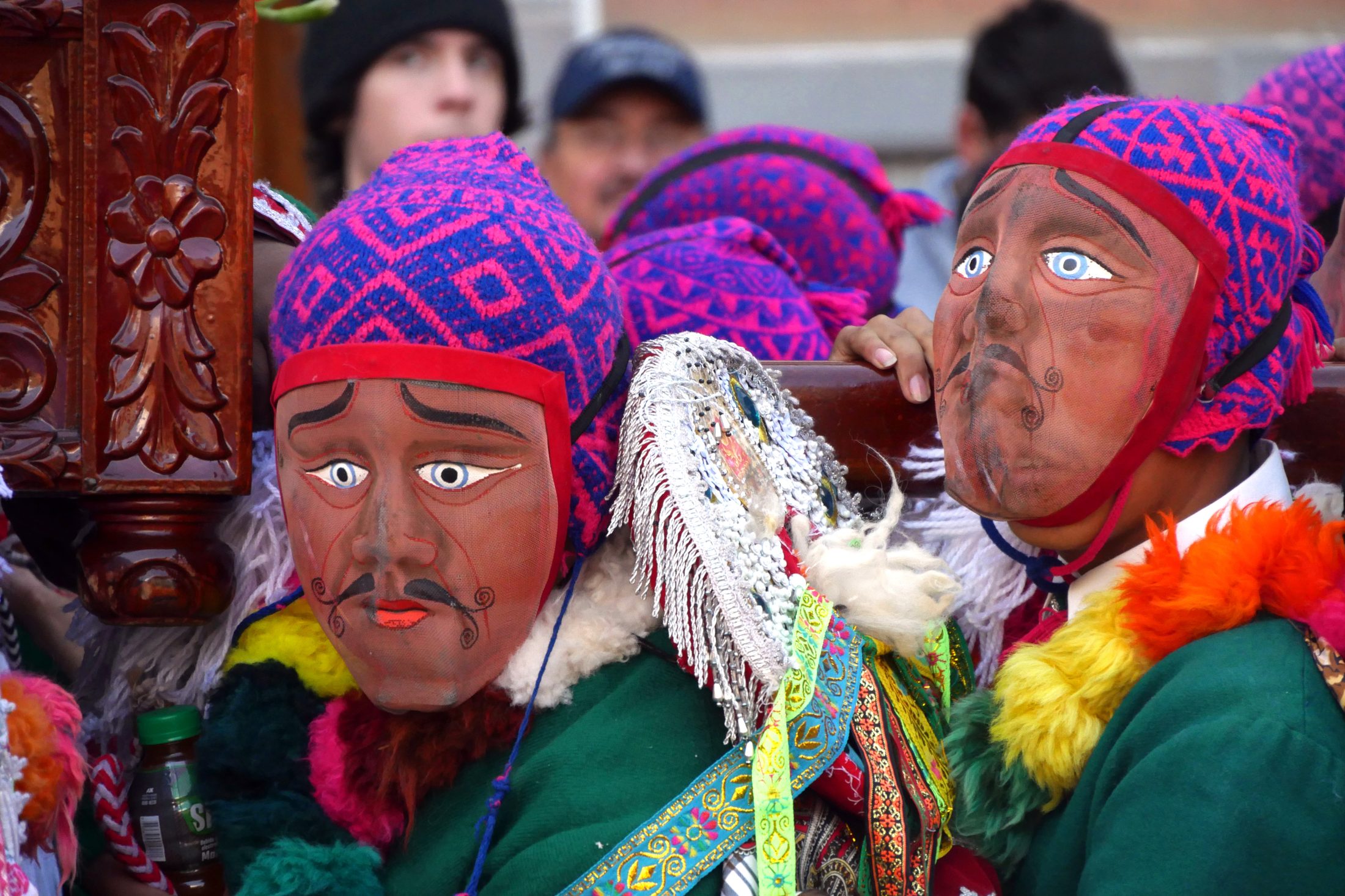 Danseurs masqués lors d'une fête traditionnelle andine