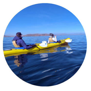 Kayak sur un lac andin