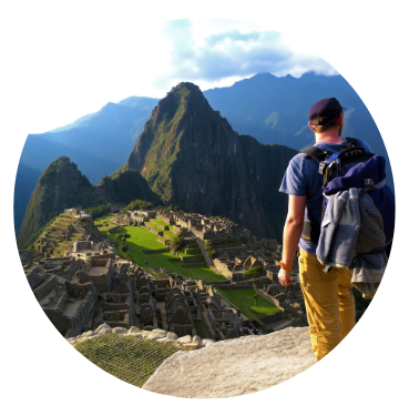 Randonneur face au Machu Picchu