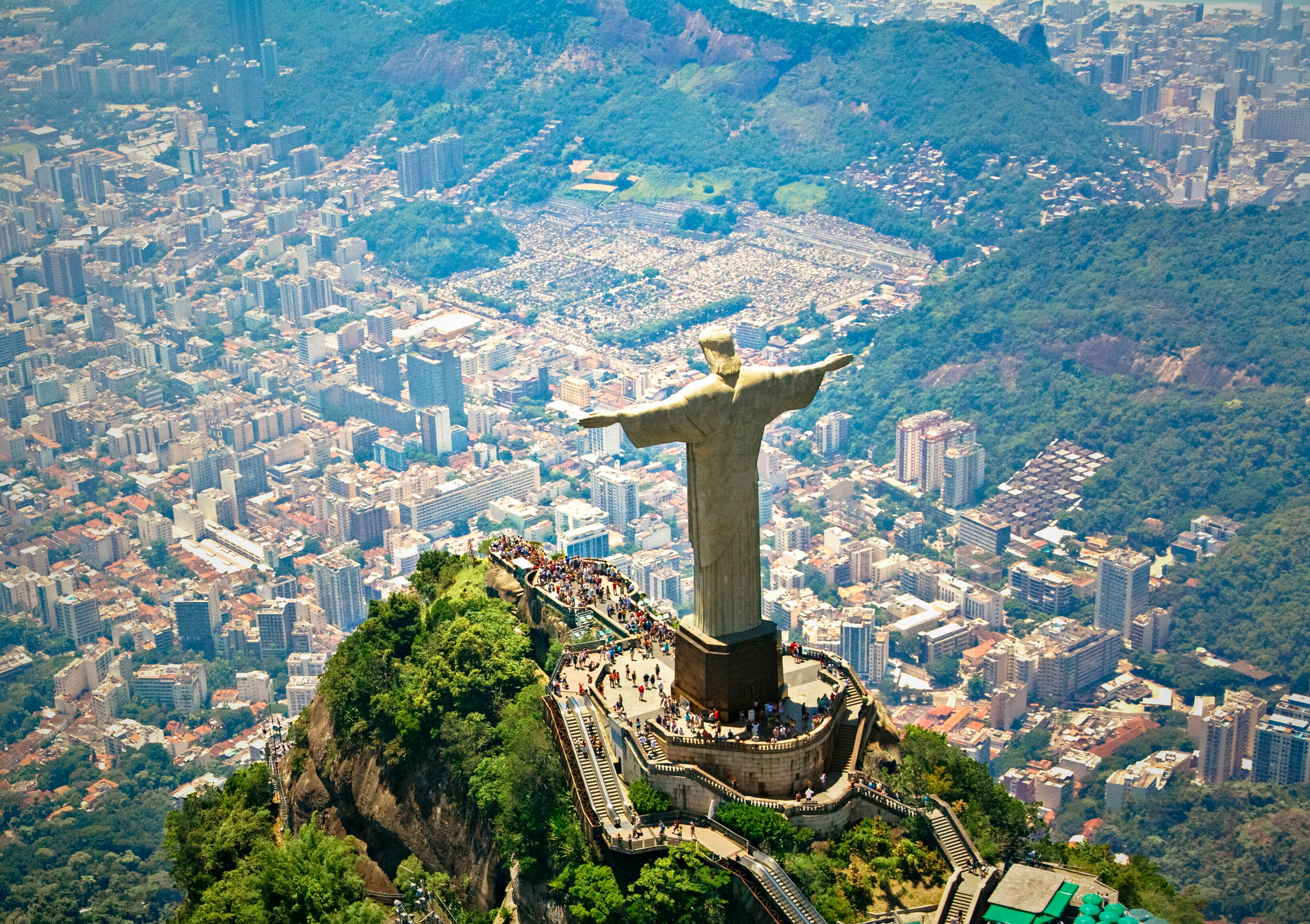 Vue aérienne du Christ Rédempteur dominant Rio de Janeiro