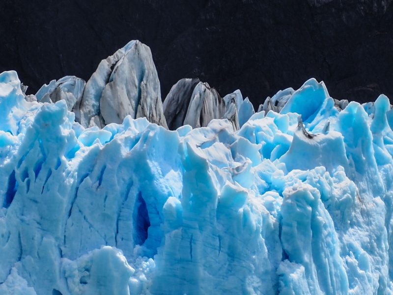 Pics de glace bleue d'un glacier, gros plan