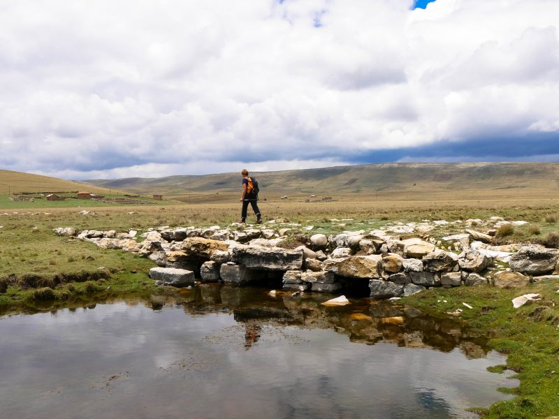 Tente de campement face aux sommets enneigés sur le Qhapaq Ñan