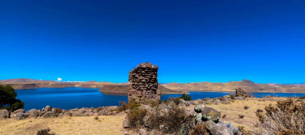 Vue panoramique sur le lac Umayo. Au premier plan , des chullpas en ruine.