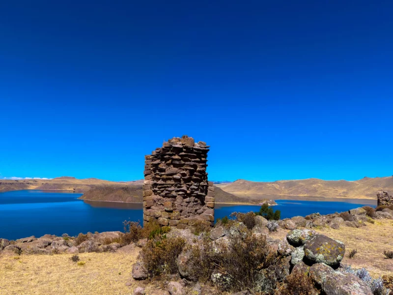 Vue panoramique sur le lac Umayo. Au premier plan , des chullpas en ruine.