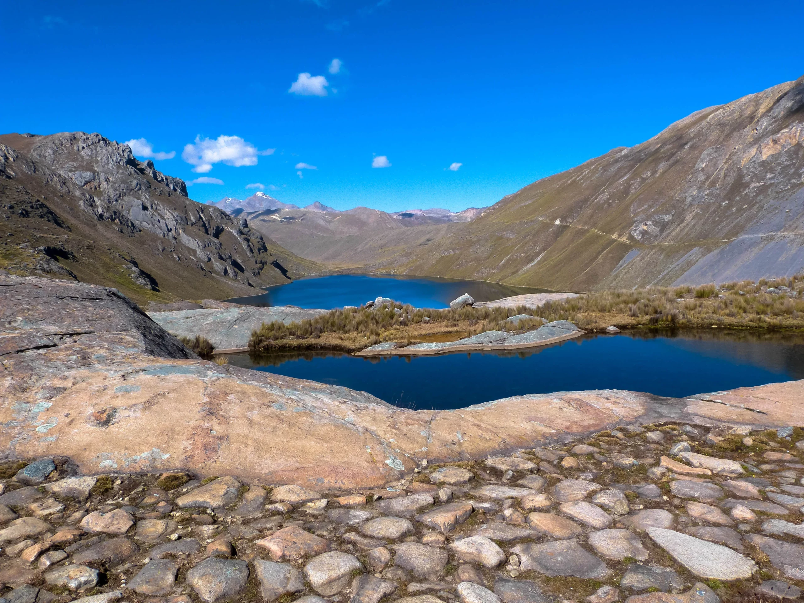 Laguna mulluchocha et chemin inca pavé en premier plan, au coeur de la cordillère Pariacaca au Pérou