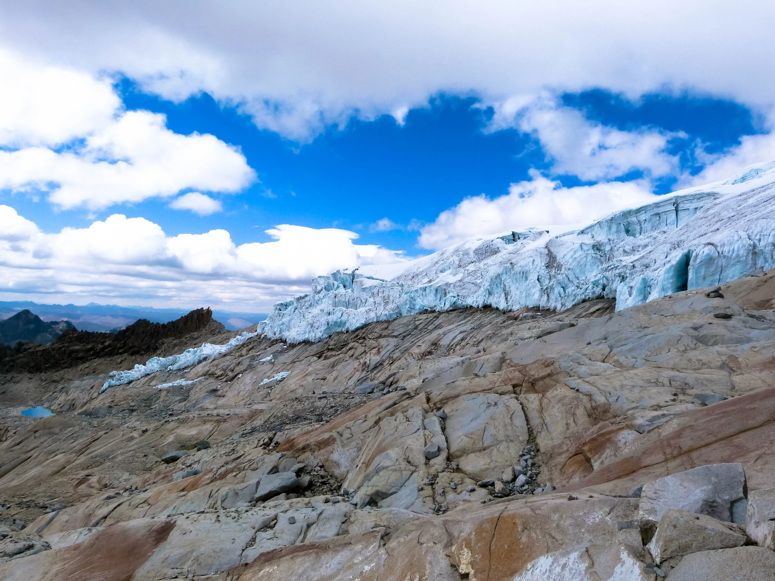 Vue de la limite entre le glacier et la morraine de Pariacaca au Pérou