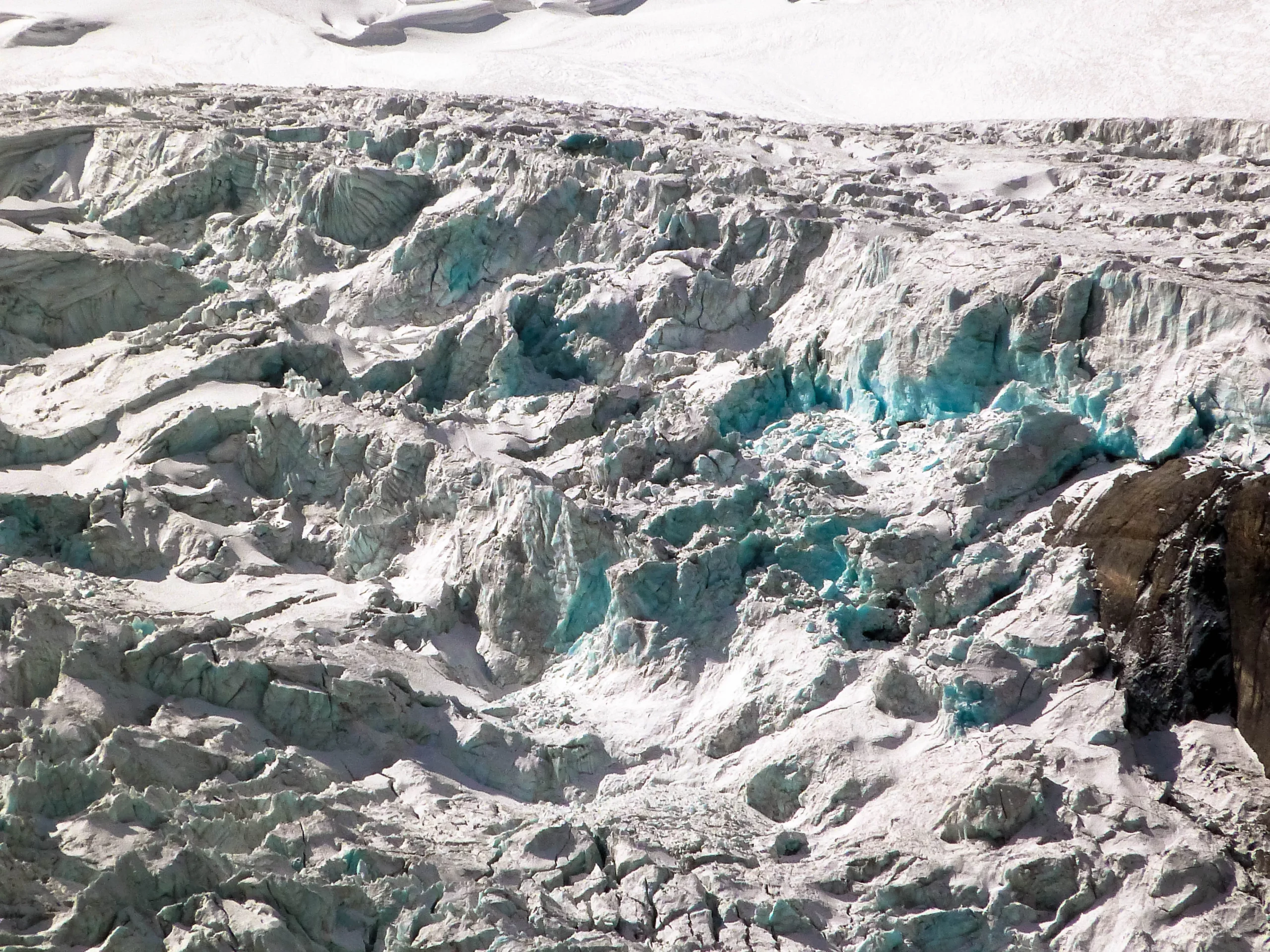 Gros plan sur les sérac d'un des glaciers de la cordillère Pariacaca