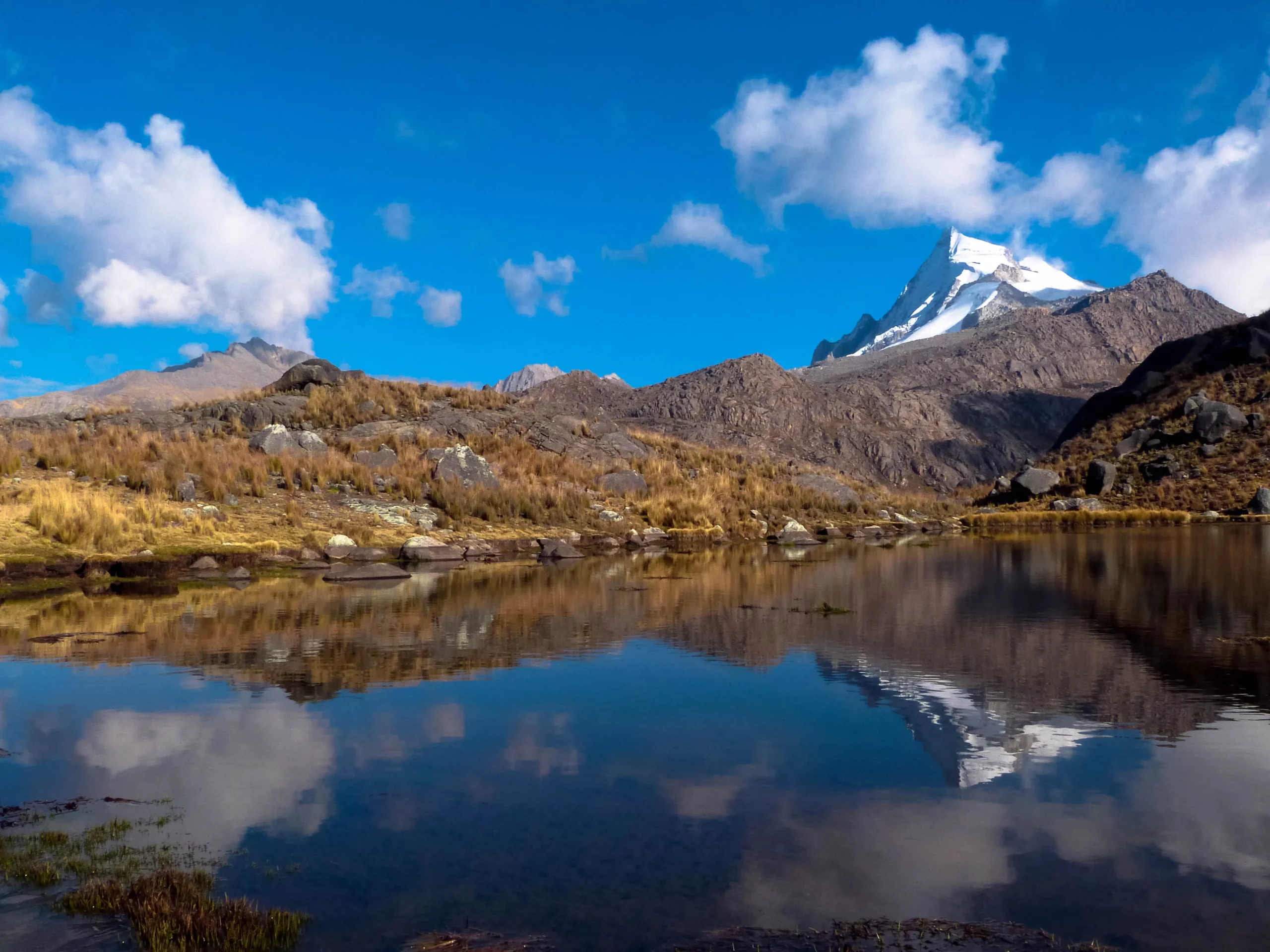 L'apu Pariacaca se reflétant dans un lac au coeur de la cordillère Pariacaca