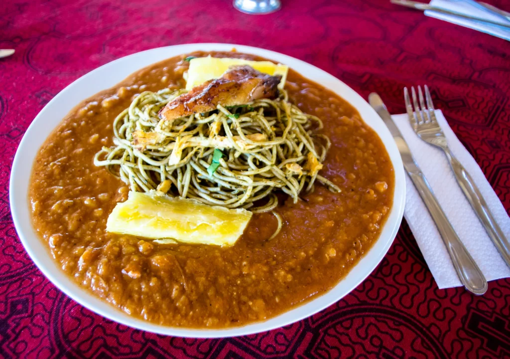 Assiette de Sopa seca con carapulcra, plat traditionnel du Pérou