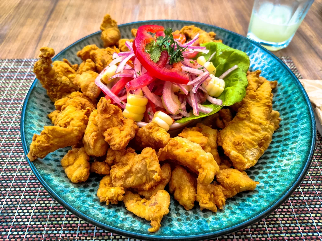 Assiette de chicharron de pescado, plat typique de la côte du Pérou