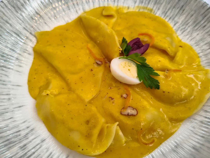 Assiette de raviolis à la sauce au piment jaune, servie au cafe del museo Larco à Lima au Pérou