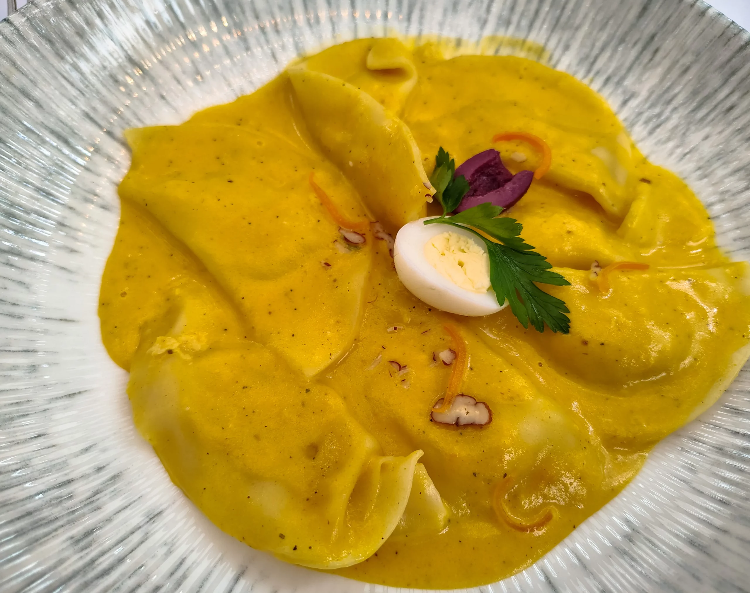 Assiette de raviolis à la sauce au piment jaune, servie au cafe del museo Larco à Lima au Pérou