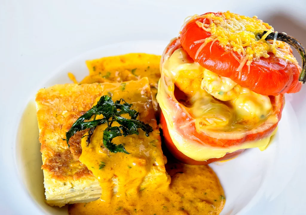 Assiette de Rocoto Relleno et son pastel de papa, plat typique de la ville d'Arequipa au Pérou